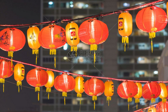 著名的在区夜间装饰的红灯笼在区被装饰红色的象征图片