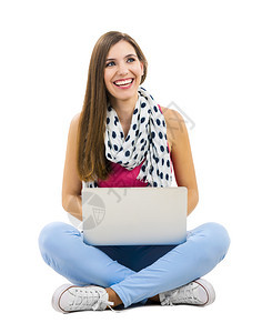 情感微笑用笔记本电脑工作时坐在双腿交叉的漂亮女人白色图片