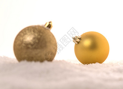 季节圆形的雪中黄色圣诞球的背景情况冬天图片