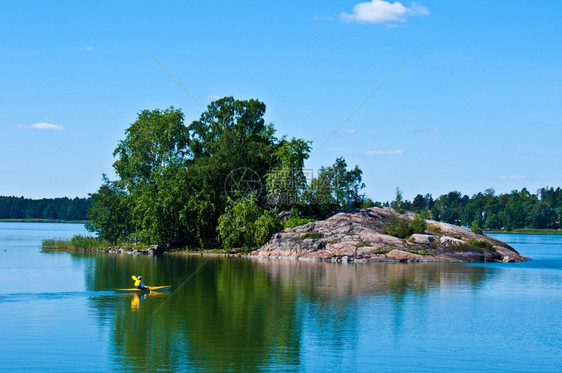 松弛芬兰在赫尔辛基和平的风景芬式露天和远处有独木舟的景观积极的图片