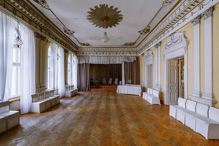 凳子在废弃的宫殿中为客人提供大堂嘉宾厅房间家具图片