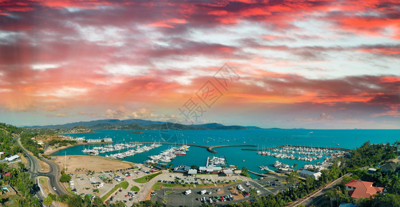 爬坡道昆士兰州黄昏Airlie海滩天际的全景空中观察天线基础设施图片