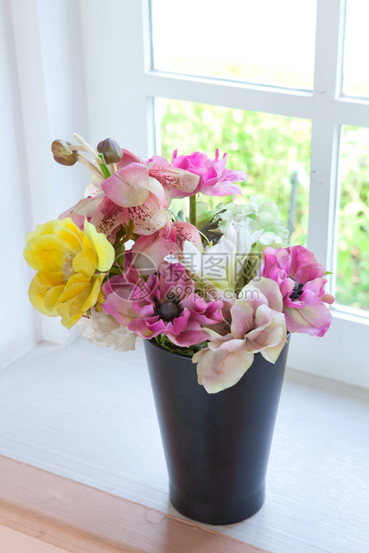 工艺夏天白桌上的黑花瓶和朵颜色图片