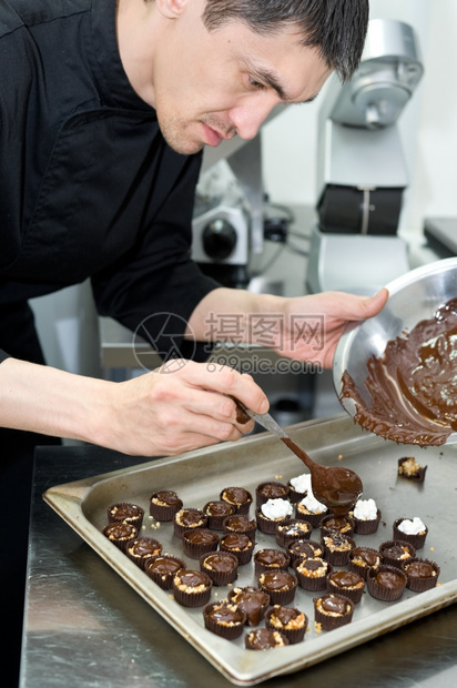 厨房抓住天主教男厨师根据自己的食谱做巧克力甜品工作图片