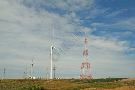 电气螺旋桨拥有美丽天空背景的山上可再生能源风力磨机厂爬坡道图片