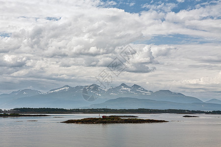 夏天在挪威莫德峡湾的一个岛屿上建造座房屋的全景山观挪威莫德尔德峡湾的一些岛屿目地北欧图片