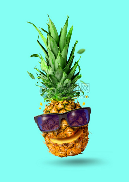 快乐的有趣凤梨滑稽热带跳跃的菠萝水果配有太阳眼镜假日概念在松绿背景上被孤立新鲜菠萝水果被孤立图片