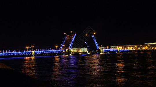 黑暗的内瓦河夜景和俄罗斯圣彼得堡宫桥隆起地标城市的图片