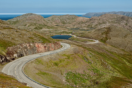 水平的旅游沿着挪威Honningsvag附近街道一带小湖景象挪威Honningsvag图片