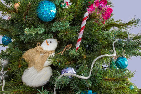 装饰品庆典以著名的雪人和棍棒装饰为特色的圣诞树贴上新图片