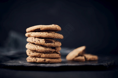 香脆的生活巧克力薯片饼干甜美味点心概念食物图片