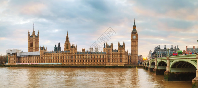 旅行地标暮以伊丽莎白塔对议会众院的全景概览Elizabeth塔图片