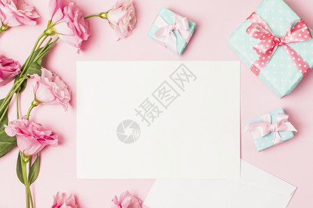 包裹枝条简单的高视角粉红色花朵白纸装饰礼盒图片