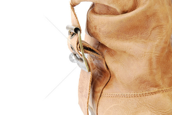关闭白色背景孤立的一条妇女时态棕色皮靴子脚丫优雅穿图片