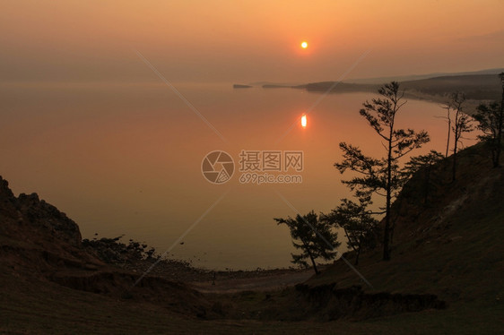 俄罗斯伊尔库茨克地区Baikal湖日出哔叽海棕色的图片