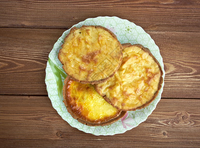 Pinterest上的Kalitt质朴的木背景中来自芬兰的传统卡累利阿馅饼曲奇国民早餐图片