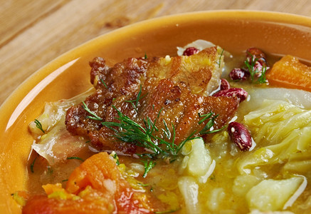 水平的传统Ollapodrida西班牙用猪肉和豆子做的炖菜自制图片