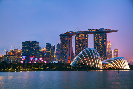 亚洲人日落时新加坡金融区摩天大楼黄昏图片