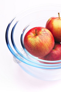 秋天三个苹果在一圆玻璃碗中的3个苹果多汁健康图片