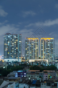 夜间曼谷最高楼群的大楼晚上美丽的市中心云图片