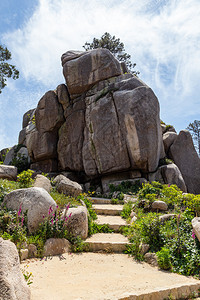 结石葡萄牙辛特拉的Pena自然林公园带有树木和石块户外景观图片