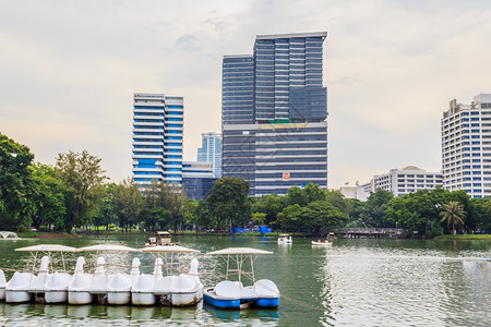 城市景观铁路2014年8月6日在泰国曼谷Chulallongkorn医院的Sirikit王后大楼和Bhumisirimangkh图片