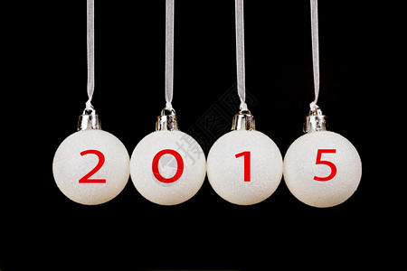 4个白圣诞节球2015年以黑色背景隔离在2015年排传统的黑色图片