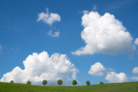 德国伯吉斯州BergischesLand德国春季带云和蓝天空的大片草地景观目的北户外图片