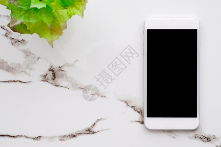 空的数字办公室白色大理石桌背景上空白屏幕的智能电话用于模拟板技术和生活方式概念的模型技术和图片