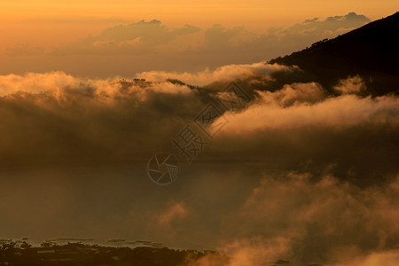 印度尼西亚巴厘岛BaturKintamani山火顶端日出时云雾的景象多路段乡村的生态图片