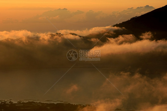 印度尼西亚巴厘岛BaturKintamani山火顶端日出时云雾的景象多路段乡村的生态图片