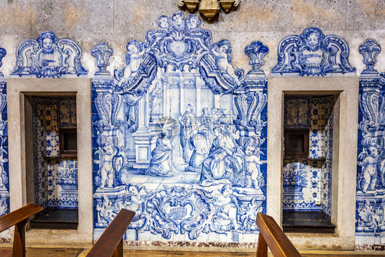 在葡萄牙里斯本BairroAlto的SaoPedrodeAlcantara教堂由两个区间侧的两个宗教亭的一个瓷砖板邻里上光修道院图片