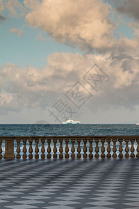 巡航景观LivornorsquosMascagni露台和背景中的白色渡轮托斯卡纳意大利建筑的图片