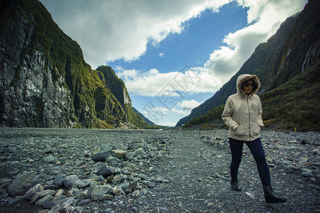 徒步旅行者在新西兰州最受欢迎的旅游目地行女客在franzJosef冰川中旅行海岸女图片