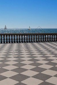 黑色的白海滨LivornorsquosMascagni海台和白帆船背景意大利托斯卡尼图片