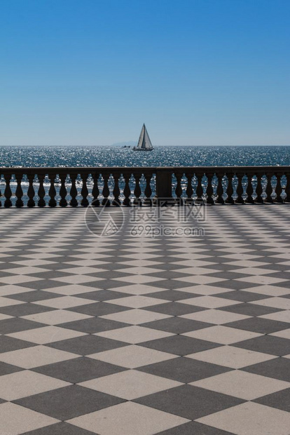 正方形LivornorsquosMascagni海台和白帆船背景托斯卡纳意大利长廊地中海图片