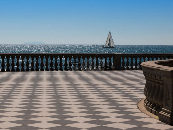 城市陶瓷制品LivornorsquosMascagni海台和白帆船背景托斯卡纳意大利马赛克图片