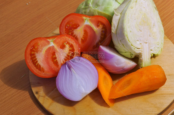 新鲜的胡萝卜土豆和洋葱卷心菜图片