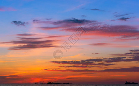 天堂夏日落时的紫色空日出时的粉紫色云日落时的紫色天空浪漫图片