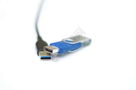 数据商业个人电脑在白色背景上隔离的USB电缆和usb闪光记忆图片