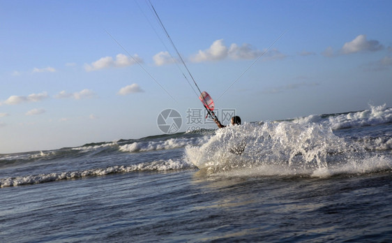 冲浪者自然风筝海洋波浪和Kite冲器图片