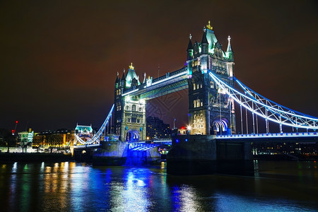 纪念碑黑暗的在英国伦敦塔桥夜间幕之反射图片