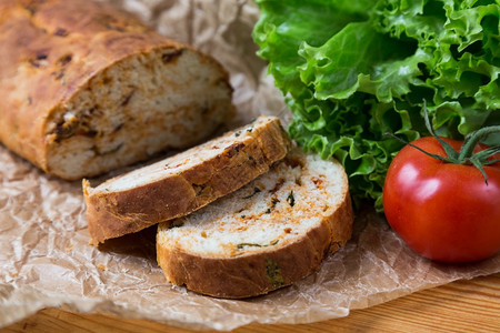 白切片自制袋式面包饼含干西红柿和草药木板番茄莴苣图片