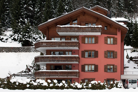 克洛斯特松树在瑞士克洛斯特的豪华小屋式旅馆奢图片