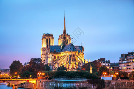 游客天主教巴黎大堂圣母院晚上河图片