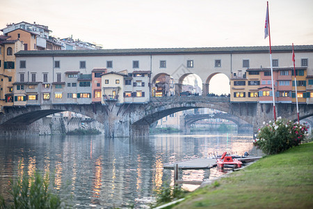 ArnoRiver和老桥背景PonteVecchio佛罗伦萨天际线蓝色的韦基奥图片