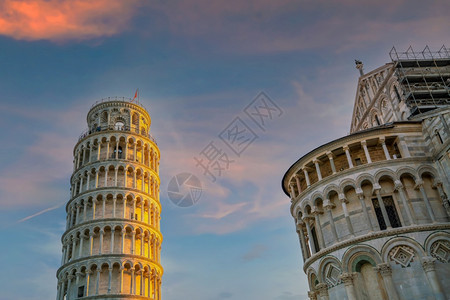 人们纪念碑日落时意大利比萨的落叶塔旅行图片
