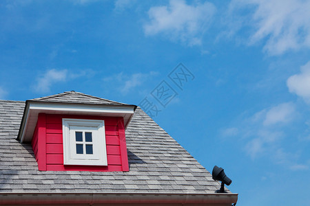 城市的在一个木屋顶的红色宿舍房上私人的窗户图片