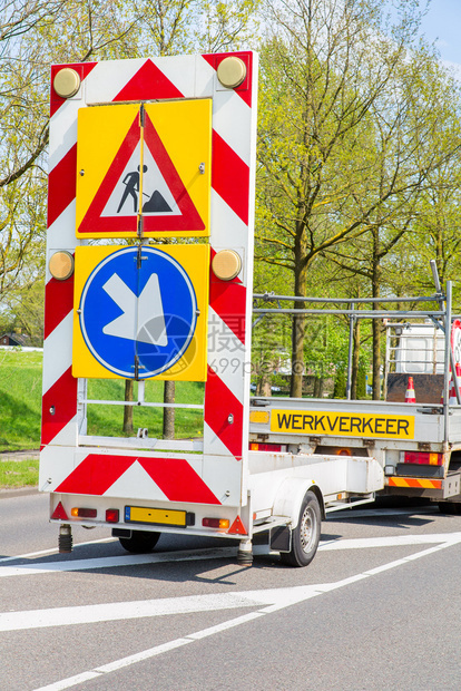 舍内维尔自治市工作荷兰卡车和交通标志的公路工程运输标志荷兰图片