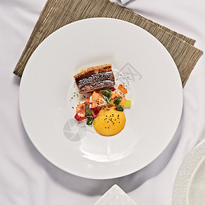 优秀的厨师餐盘上美味的食品精餐盘子有创意的餐厅点富有创意的馆饭概念星图片